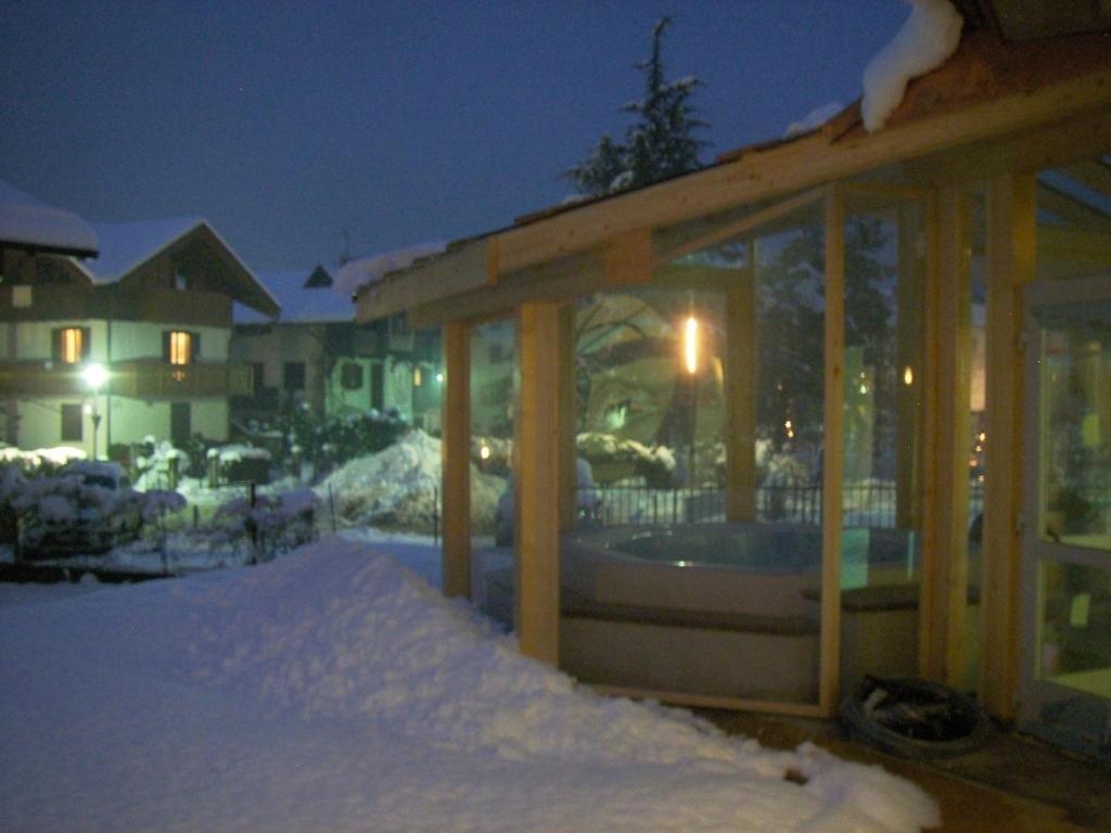 Hotel Canada ピンツォーロ エクステリア 写真