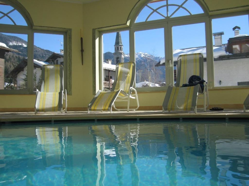 Hotel Canada ピンツォーロ エクステリア 写真