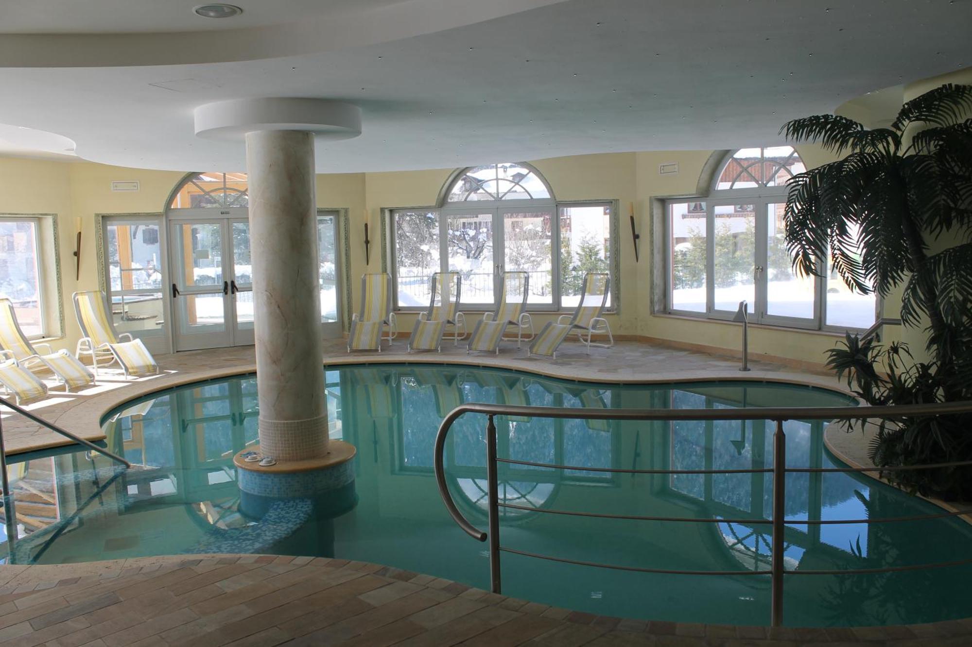 Hotel Canada ピンツォーロ エクステリア 写真