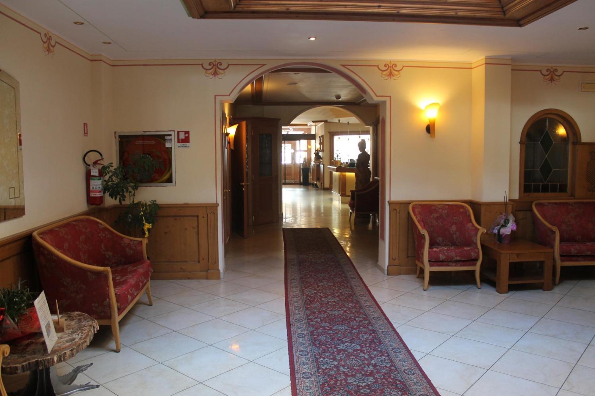 Hotel Canada ピンツォーロ エクステリア 写真
